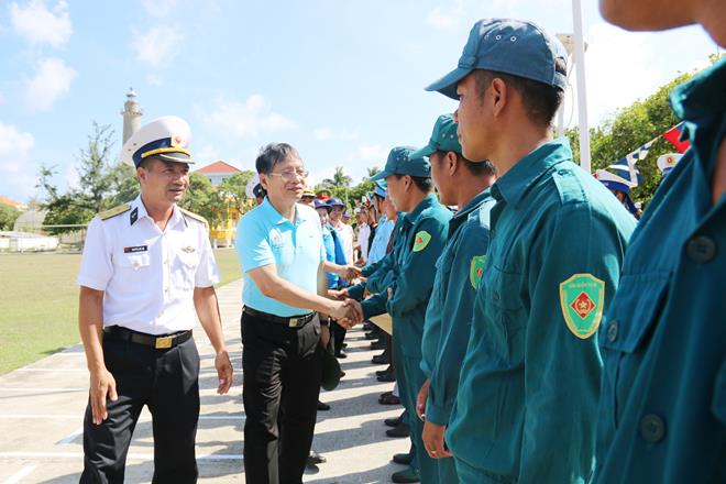 Phó Chủ tịch UBND thành phố Đà Nẵng Nguyễn Ngọc Tuấn thăm đảo Song Tử Tây- điểm đảo đầu tiên trong chuyến hành trình. Ảnh THANH TÌNH
