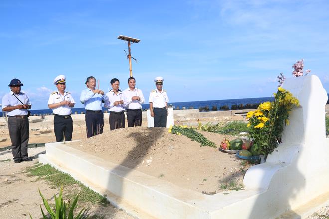 Đoàn công tác thăm mộ các anh hùng liệt sĩ đã hy sinh trên đảo Trường Sa. Ảnh THANH TÌNH