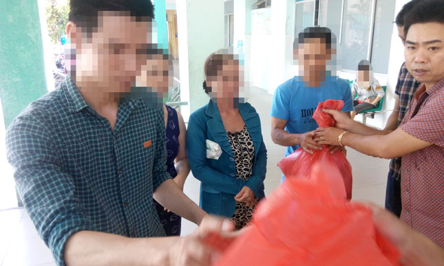 Câu lạc bộ cai nghiện tại gia đình - cộng đồng phường Tam Thuận trao quà cho bệnh nhân nghèo ở Bệnh viện Hòa Khánh.