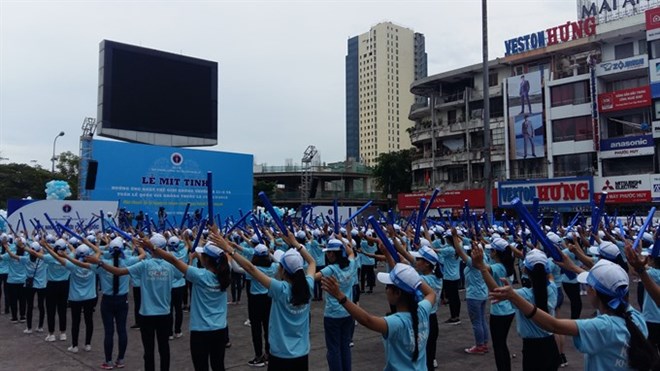 One thousand students in Da Nang perform a flashmob dance to celebrate World No Tobacco Day in Da Nang (Photo: VNA)