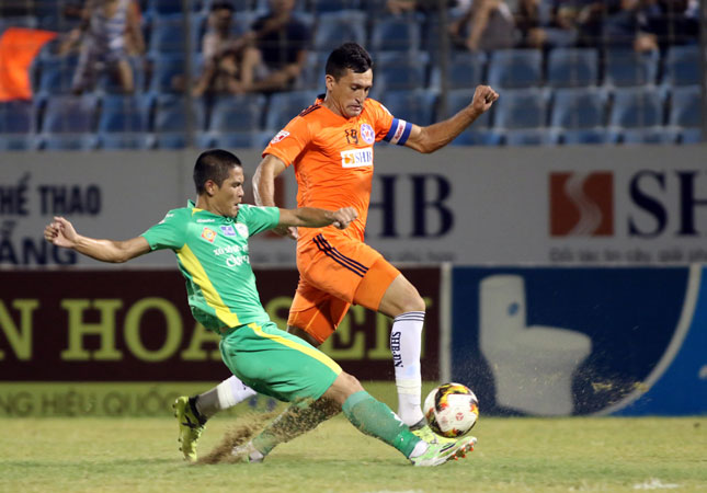 SHB’s striker Merlo (in orange)