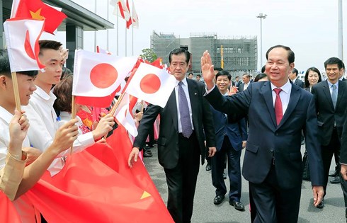 Chủ tịch nước Trần Đại Quang và Phu nhân cùng Đoàn đại biểu Cấp cao Việt Nam đến Thủ đô Tokyo, bắt đầu chuyến thăm cấp Nhà nước tới Nhật Bản. (Ảnh: TTXVN)