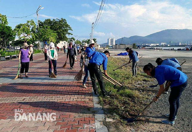 Chung tay cùng chính quyền, người dân phường Thạch Thang dọn vệ sinh các tuyến đường trên địa bàn.
