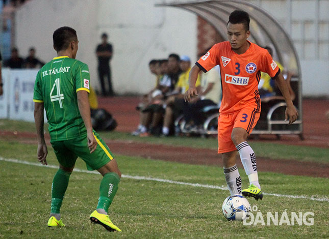 SHB’s midfielder Huy Toan with the ball