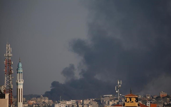 Khói đen bao chùm khu vực phía Đông Dải Gaza sau các đợt không kích của Israel.
