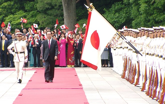 President Tran Dai Quang reviews the guard of honour at the welcome ceremony on May 30 morning (Photo: VNA)