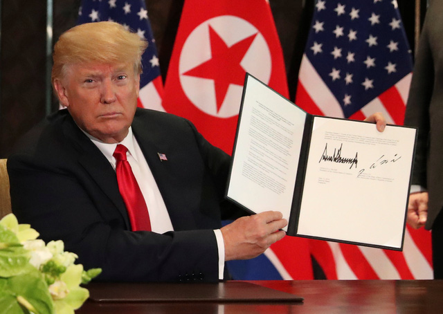 Giải mã chữ ký được ví như tên lửa, mũi tên của lãnh đạo Mỹ - Triều