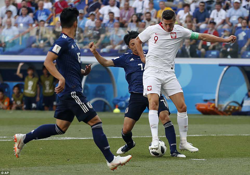 Nhật Bản thi đấu câu giờ để bảo toàn tỉ số