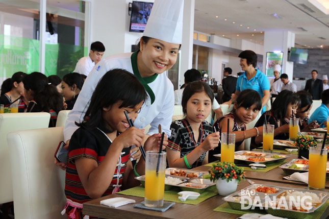 Bếp trưởng Jane Nguyen của khách sạn Zen Diamond Suite trực tiếp nấu mời các em Cơ tu ở Tây Giang bữa ăn trưa ở khách sạn trong chuyến về phố hôm 24-5-2018.