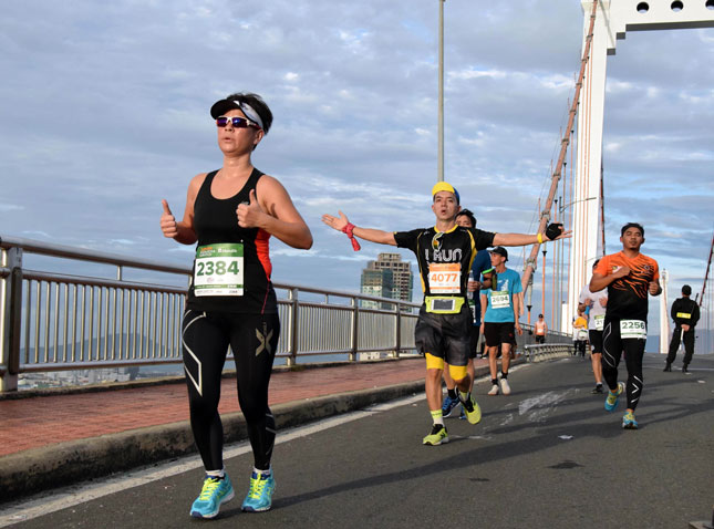 DNIM participants running across the Thuan Phuoc Bridge