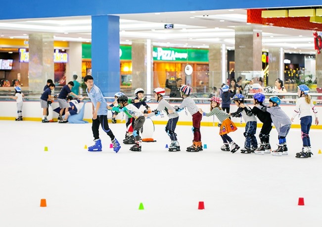 Chuỗi sân băng Vincom Ice Rink mang tới  những hoạt động vui chơi bổ ích và an toàn trong mùa hè.