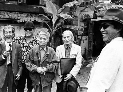 Thu Bồn (phải) và bạn bè văn nghệ ở nhà của thi sĩ Phùng Quán, 1995. Ảnh: N.Đ.Toán.