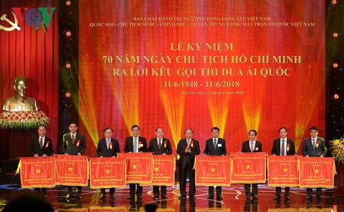 Thủ tướng Chính phủ Nguyễn Xuân Phúc tặng cờ thi đua cho 20 đơn vị có thành tích cao trong cả nước.