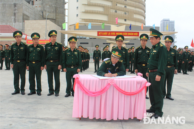 Các phòng, ban, cơ quan Bộ Chỉ huy BĐBP thành phố ký kết thi đua. Trong ảnh: Đại tá Nguyễn Hải, Bí  thư Đảng ủy, Chính ủy BĐBP thành phố ký chứng kiến tại lễ ra quân huấn luyện năm 2018.