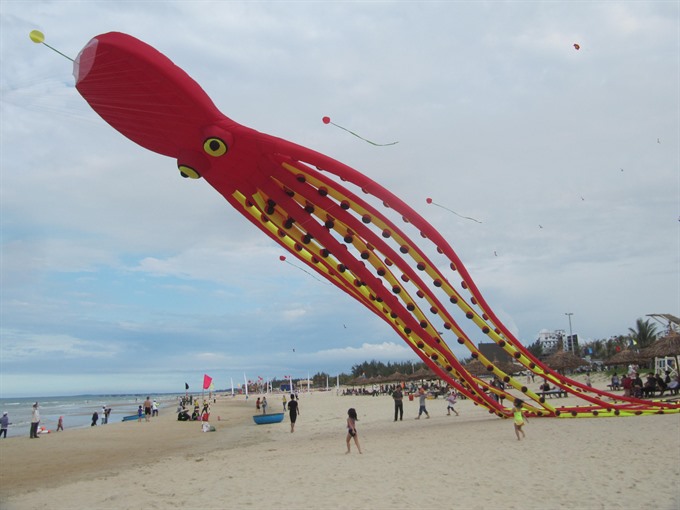 A giant squid-shaped kite flies on the beach of Đà Nẵng. — VNS Photo Công Thành Read more at http://vietnamnews.vn/life-style/449158/my-khe-beach-to-host-summer-week.html#Xvf8GatK5LAItBC2.99