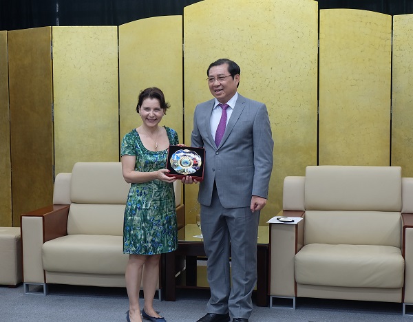  Da Nang People’s Committee Chairman Huynh Duc Tho (right) warmly receiving Italian Ambassador to Viet Nam Cecilia Piccioni