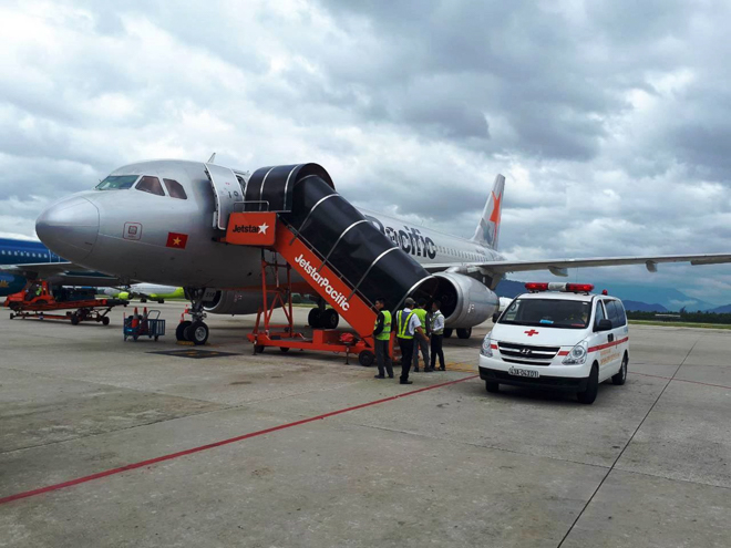 Chuyến bay BL211 hạ cánh tại Đà Nẵng để cấp cứu nam hành khách. Ảnh: Hãng Jetstar Pacific cung cấp.