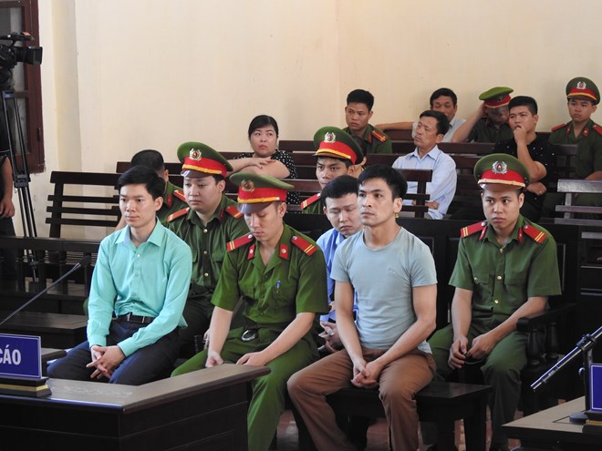 Các bị cáo trong phiên tòa xét xử vụ án liên quan tới chạy thận nhân tạo tại Bệnh viện Đa khoa tỉnh Hòa Bình. (Ảnh: PV/Vietnam+)