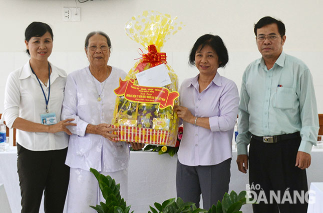 Bà Đặng Thị Kim Liên (thứ 2, phải sang) tặng quà tại Trung tâm Bảo trợ xã hội thành phố.