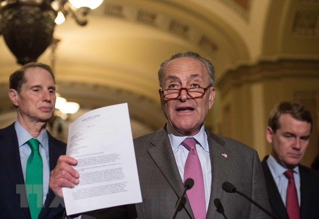 Lãnh đạo phe Dân chủ thiểu số tại Thượng viện Mỹ Chuck Schumer - ở giữa. (Ảnh: AFP/TTXVN)