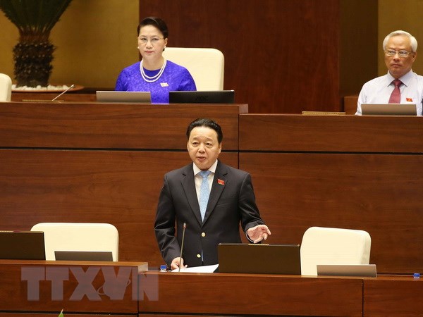 Dưới sự điều hành của Chủ tịch Quốc hội Nguyễn Thị Kim Ngân, sáng 5-6, Quốc hội tiếp tục chất vấn Bộ trưởng Bộ Tài nguyên và Môi trường Trần Hồng Hà.