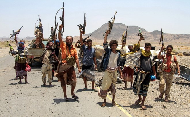 Lực lượng trung thành với Tổng thống Yemen được liên quân Arab hậu thuẫn vui mừng sau khi giành quyền kiểm soát thị trấn Mokha từ phiến quân Houthi ngày 15-4-2017. Nguồn: AFP/TTXVN