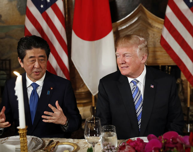 Thủ tướng Nhật Bản Shinzo Abe (trái) gặp gỡ Tổng thống Mỹ Donald Trump tại CLB Mar-a-Lago, bang Florida, tháng 4-2018. 				Ảnh: AP