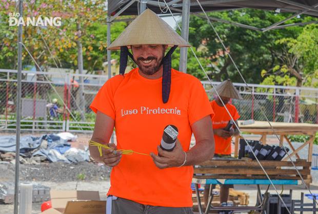 A Portuguese member is interested in wearing Vietnamese conical hat