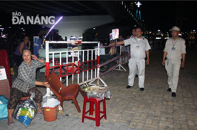 Lực lượng KTQTĐT quận Sơn Trà kiểm tra, xử lý các hộ bán hàng rong phục vụ các đêm thi trình diễn pháo hoa.