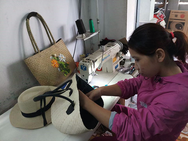 Các sản phẩm túi xách, mũ… làm từ cói của hộ kinh doanh Ngôi nhà nhỏ đã khẳng định được chỗ đứng trên thị trường Đà Nẵng. 