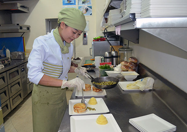 Nhân viên các nhà hàng, khách sạn trên địa bàn quận Sơn Trà thường xuyên được tập huấn các kiến thức an toàn thực phẩm.