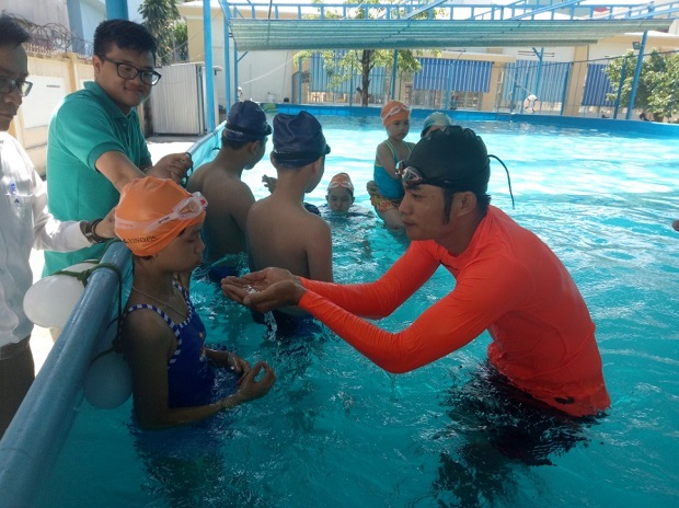 The hearing-impaired children learning how to swim