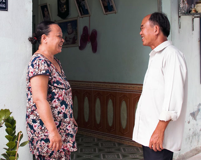 Ông Hồ Kỳ Hiền (bên phải), Trưởng ban Công tác Mặt trận KDC Chơn Tâm 2A, thành viên Tổ hòa giải thường xuyên thăm hỏi người dân trong khu dân cư.