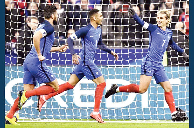 Trong một bảng đấu tương đối cân bằng, Pháp vẫn được đánh giá cao hơn khi sở hữu hàng công rất mạnh với những mũi nhọn như Griezmann (phải) hay Giroud (trái).   Ảnh: Leprogres