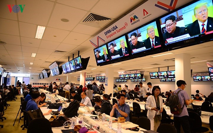 Toàn bộ mặt sàn để phục vụ của trung tâm báo chí rộng 23.000 mét vuông, các màn hình lớn được bố trí cạnh nhau để các phóng viên có thể theo dõi diễn biến từ hội nghị. 