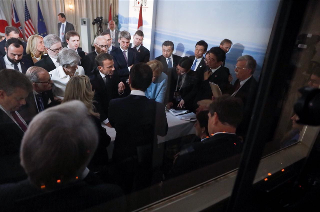 Bức ảnh phiên bản Pháp cho thấy phản ứng của Tổng thống Macron (Ảnh: BBC)