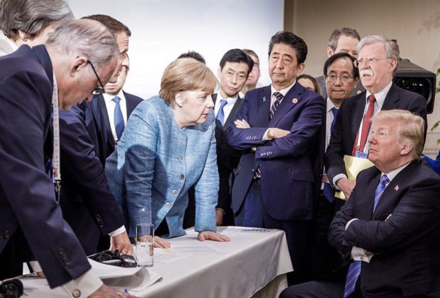 Thủ tướng Merkel được cho là thể hiện sự quyền lực trong bức ảnh phiên bản Đức (Ảnh: BBC)