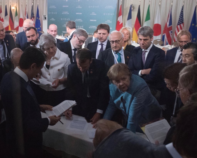 Thủ tướng Conte cầm trên tay tài liệu trong bức ảnh phiên bản Italy (Ảnh: BBC)