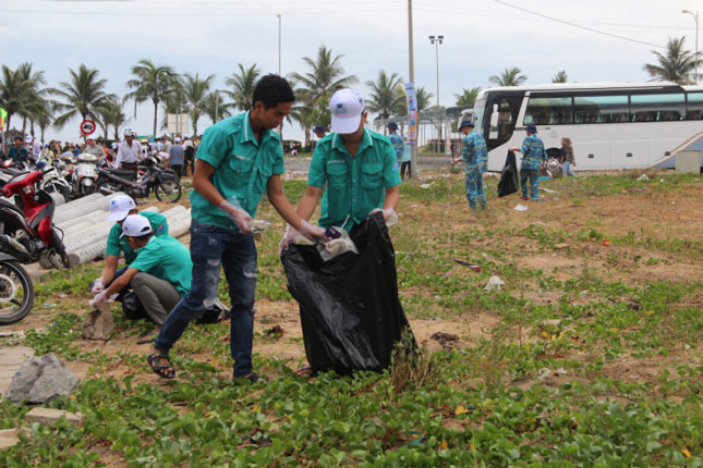 Quận Ngũ Hành Sơn thường xuyên ra quân dọp dẹp vệ sinh môi trường. TRONG ẢNH: Cán bộ, công chức, viên chức quận Ngũ Hành Sơn dọn vệ sinh khu vực các tuyến đường ven biển.