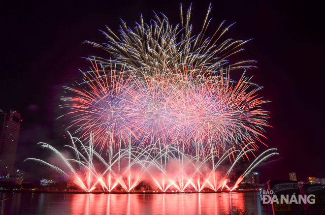 The highly impressive pyrotechnic display by the Italian contestants 