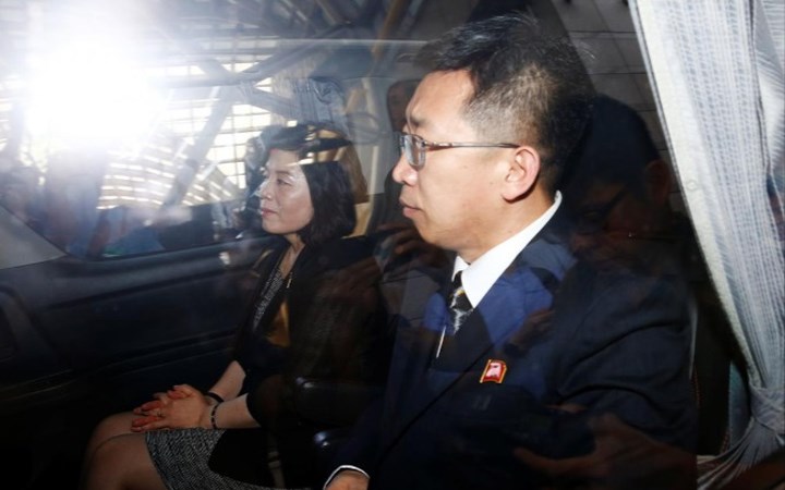 Quan chức ngoại giao cấp cao Triều Tiên Choe Son Hui rời khách sạn Ritz-Carlton. 