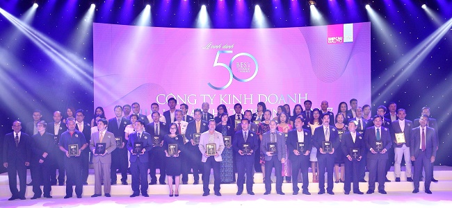Ông Nguyễn Quốc Khánh, Giám đốc Điều hành Vinamilk cùng các đại diện công ty được xếp hạng “Top 50 công ty kinh doanh hiệu quả nhất Việt Nam” trên sân khấu sự kiện.