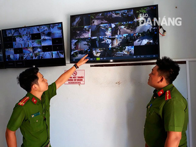 Công an phường Hòa Khê (quận Thanh Khê) đang kiểm tra camera an ninh trên địa bàn phường.						         Ảnh: THU THẢO