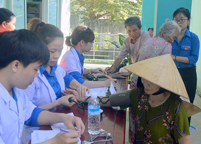 Young doctors are giving medical check-ups to elderly people