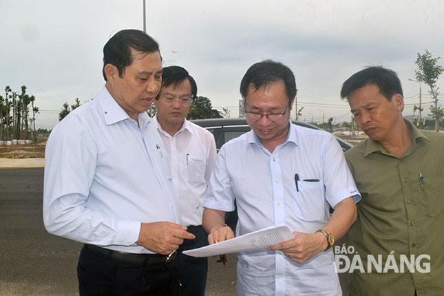 Chủ tịch UBND thành phố Huỳnh Đức Thơ kiểm tra thực tế tại dự án nâng cấp hệ thống thu gom nước thải tại KCN Hòa Khánh.Ảnh: TRỌNG HÙNG