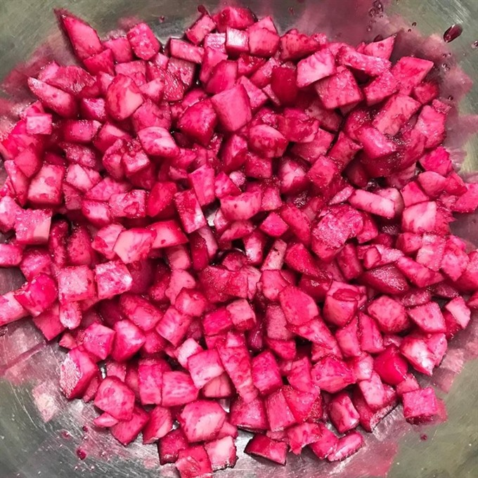 Go pink: Fresh water chestnuts cut into shapes and dyed pink, locally known as hạt lựu. Read more at http://vietnamnews.vn/life-style/449494/che-the-ideal-summer-snack.html#5Wxitk0BSSZsA7yF.99