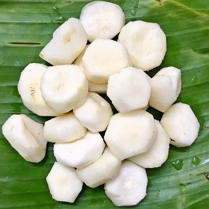 Healthy: Fresh water chestnuts, the main ingredient of chè sương sa hạt lựu. Read more at http://vietnamnews.vn/life-style/449494/che-the-ideal-summer-snack.html#5Wxitk0BSSZsA7yF.99