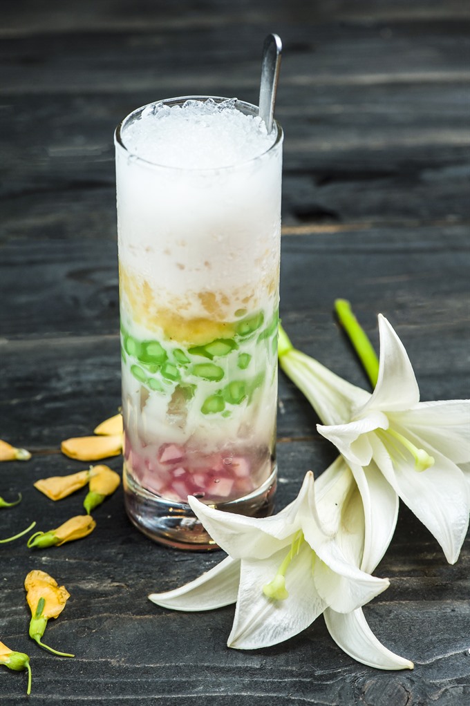 Refreshing: A tasty and cool cup of Vietnamese dessert. Read more at http://vietnamnews.vn/life-style/449494/che-the-ideal-summer-snack.html#5Wxitk0BSSZsA7yF.99