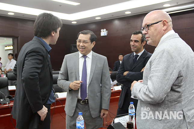 Chủ tịch UBND thành phố Huỳnh Đức Thơ trao đổi với các đại diện EuroCham tại Việt Nam. 		                Ảnh: KHANG NINH