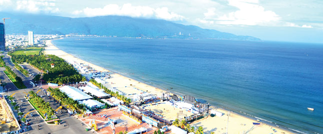 Một góc bãi biển Đà Nẵng nhìn về bán đảo Sơn Trà. Ảnh: Nguyễn Xuân Tư